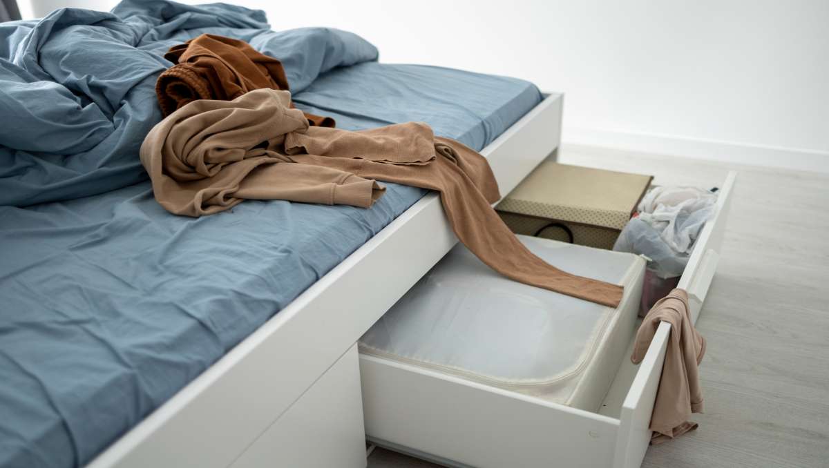 An open storage rail in an Amish bed