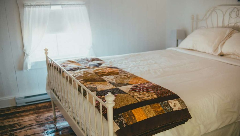 footboard height White bed with metal footboard