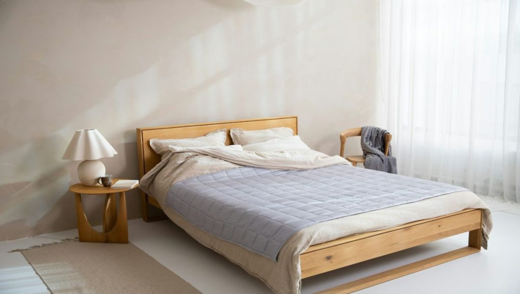 footboard height Wooden bed with low footboard
