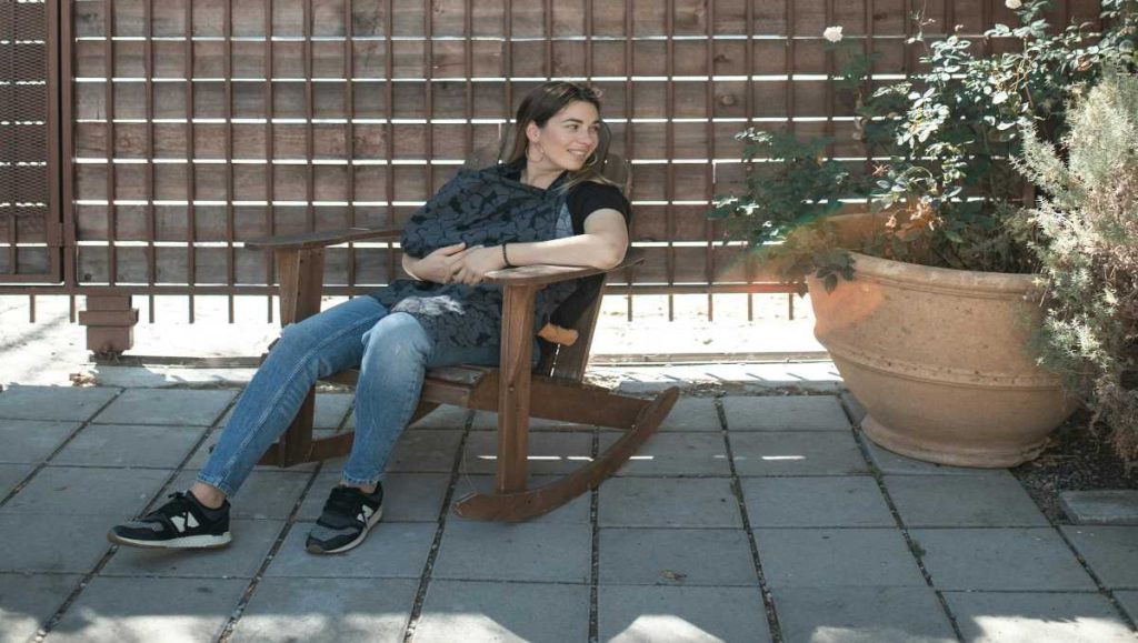 does rocking in a chair burn calories A woman rocking on a rocking chair while breastfeeding