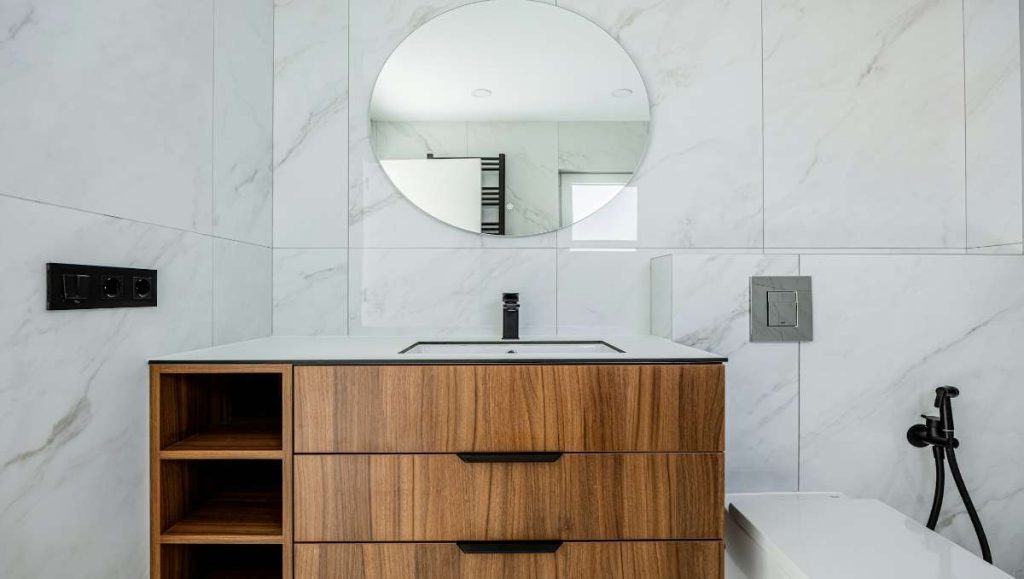 Bathroom cabinet in small space