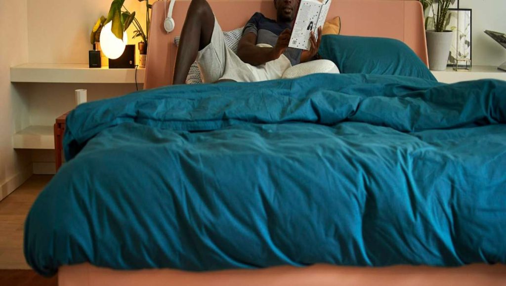 what color bedding goes with wood furniture Blue bedding in wood furniture