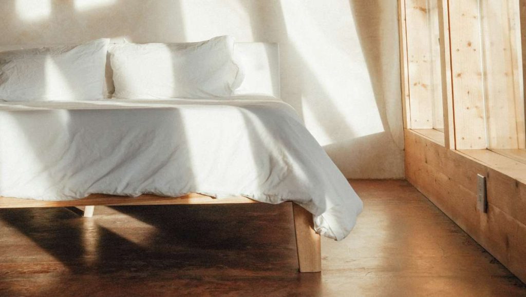 what color bedding goes with wood furniture Wooden bed with white bedding