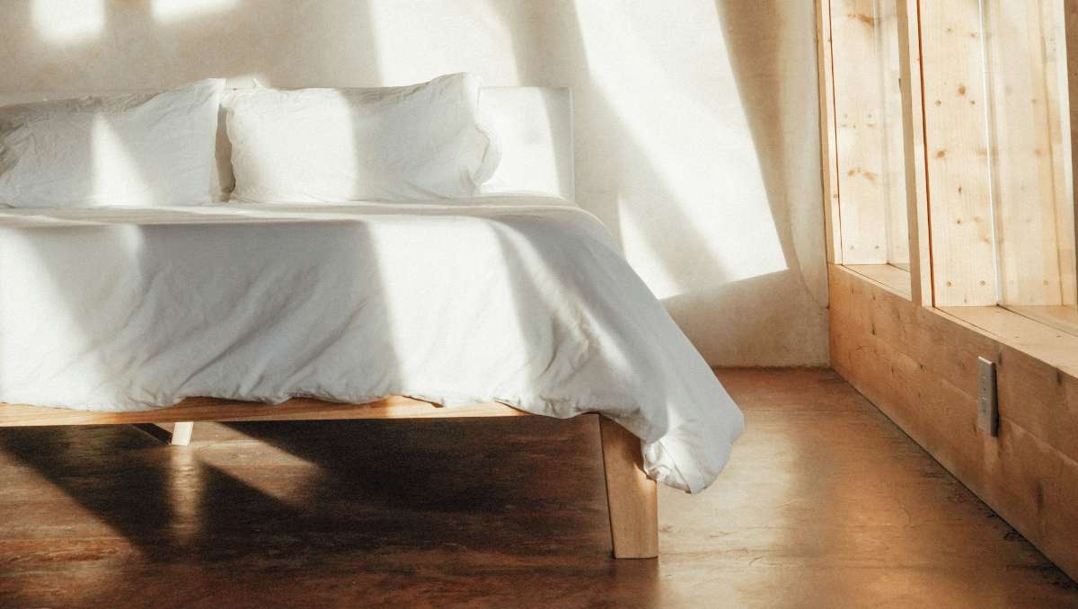 What Color Bedding Goes with Wood Furniture for a Balanced Design